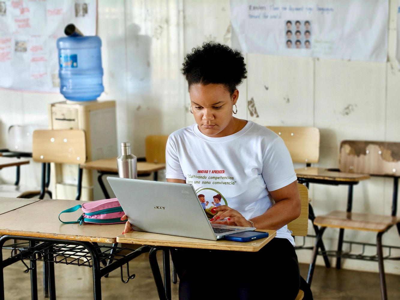 Estudante estagiária concentrada estudando com notebook