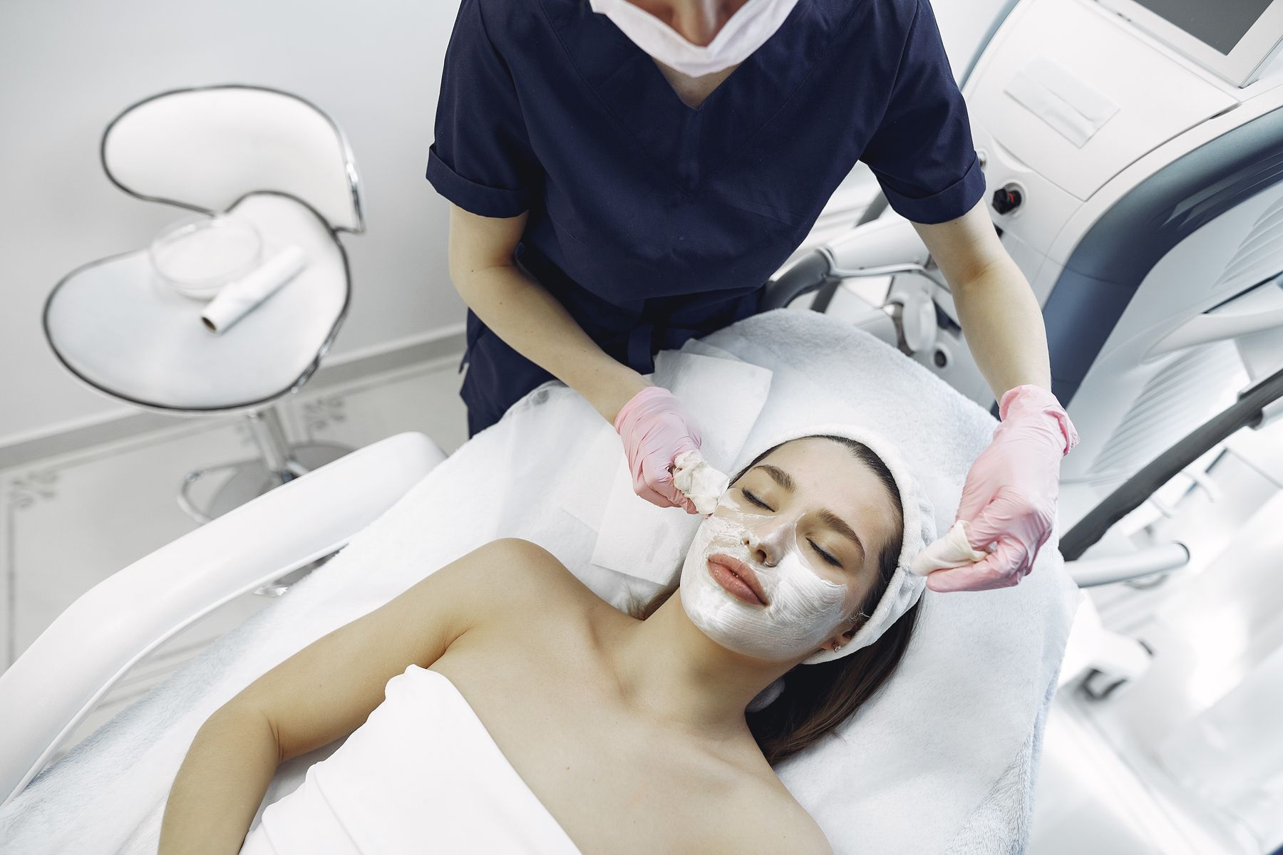 Esteticista realizando procedimento facial em cliente