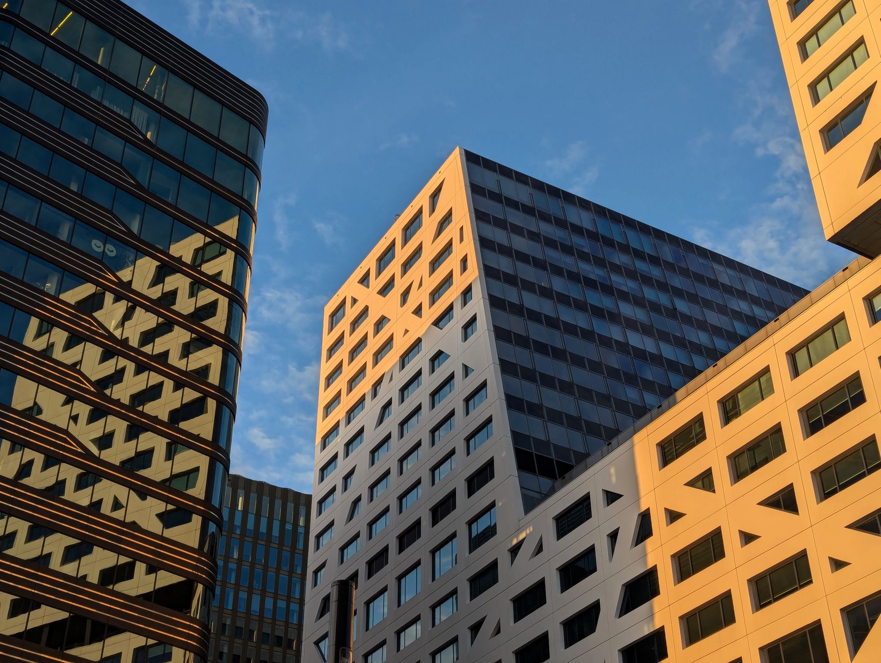 Skyline de cidade com escritórios corporativos representando filial de empresa no exterior