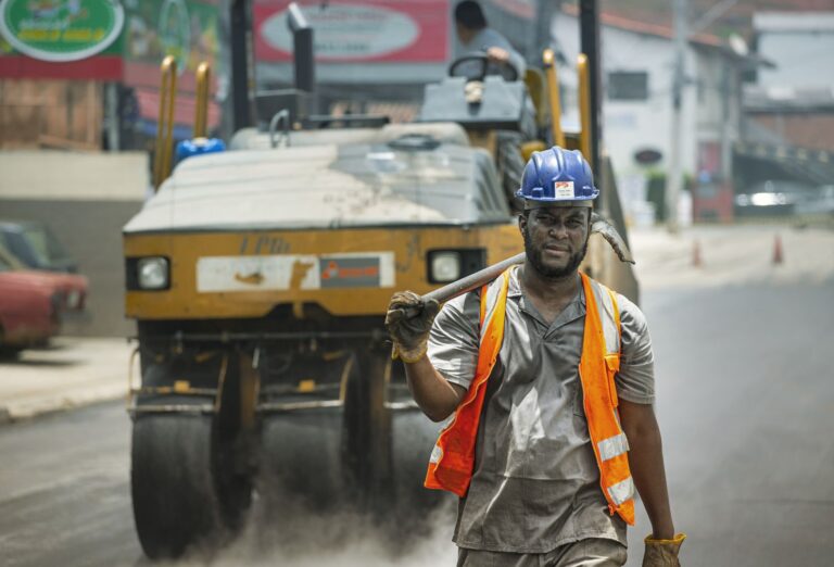 Trabalhador migrante em obra de construção civil no Brasil