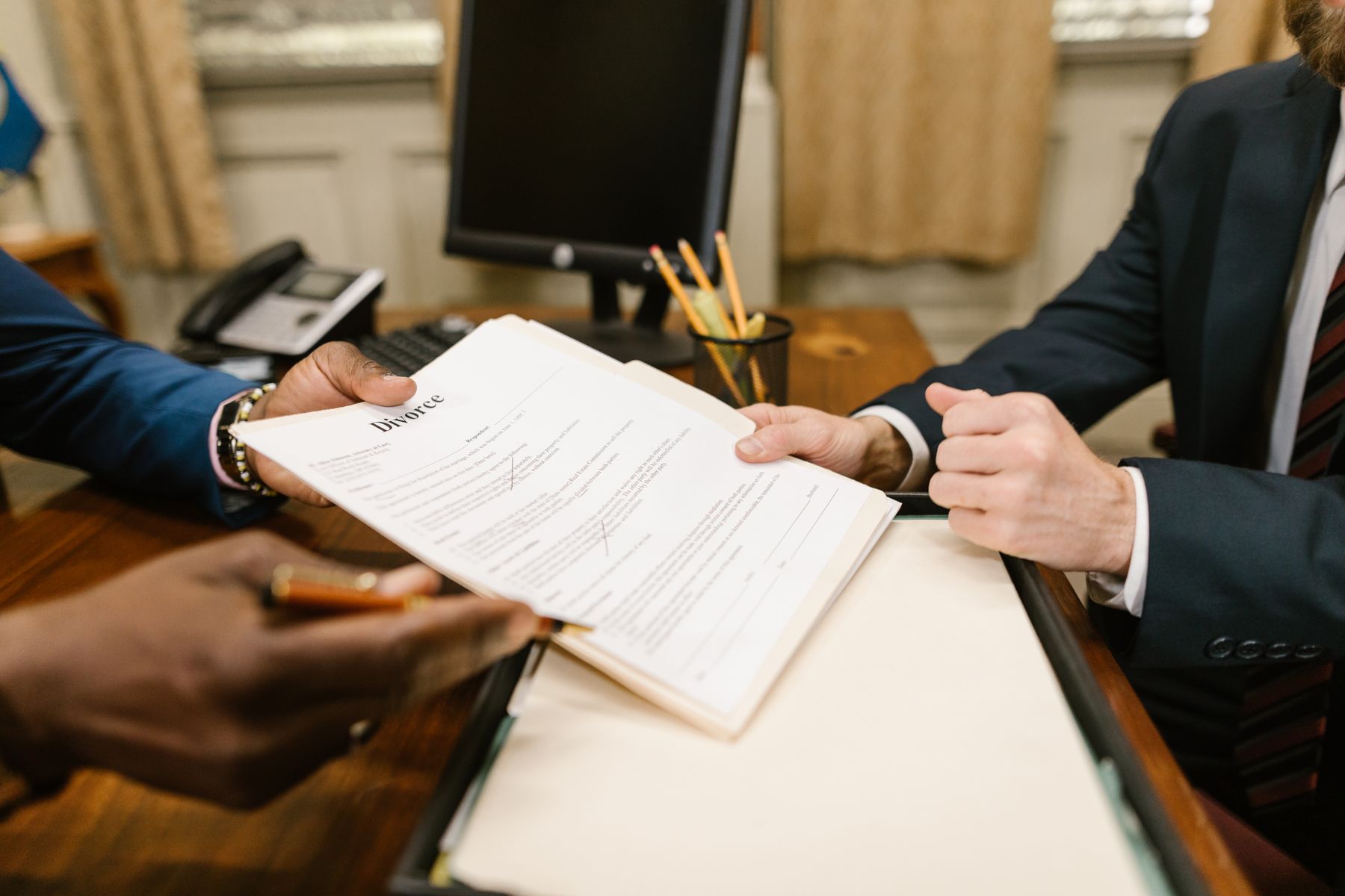 Advogado e cliente analisando contrato de prestação de serviço PJ