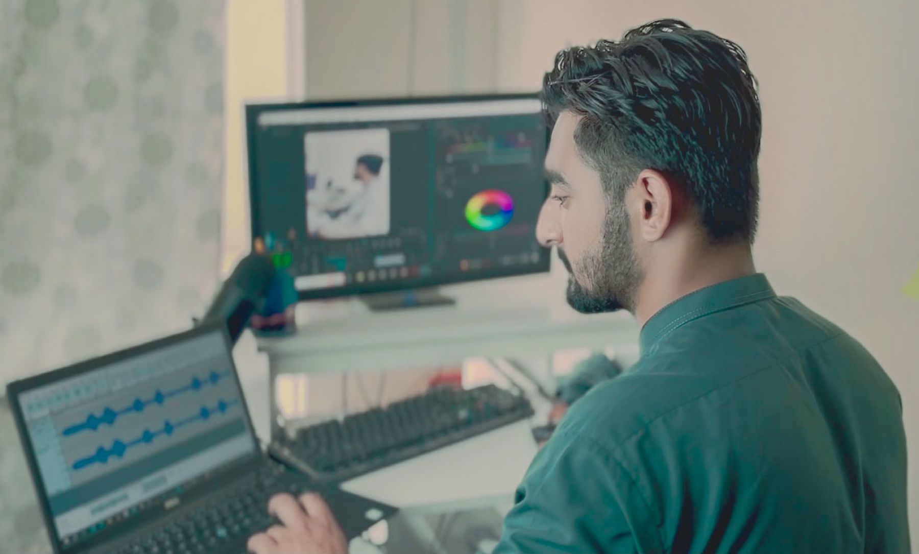 Editor de vídeo profissional trabalhando em software de edição multimídia