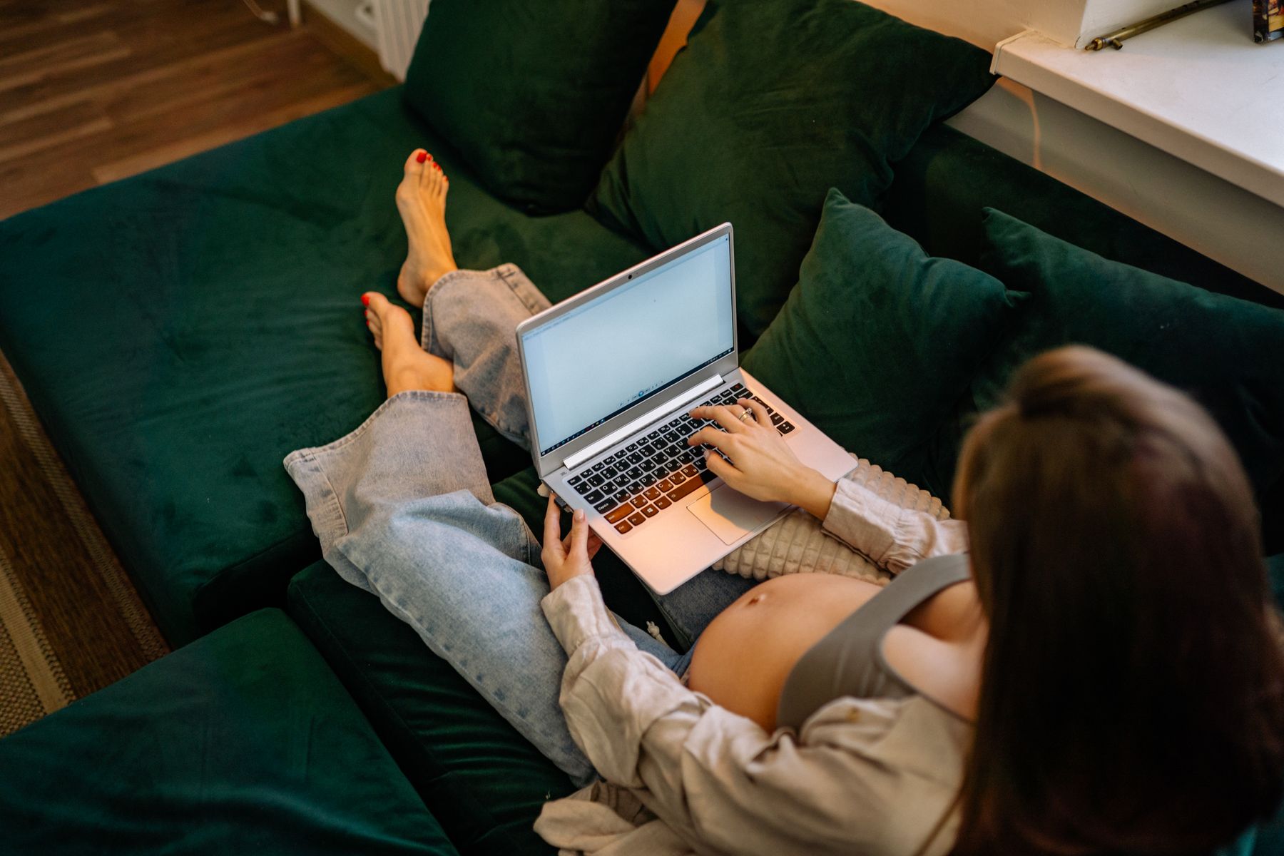 Gestante trabalhando em notebook no escritório
