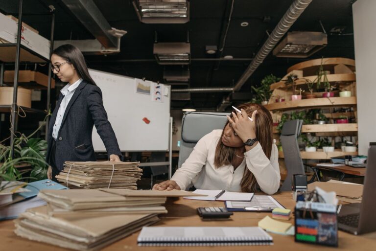 Duas colegas de trabalho no escritório
