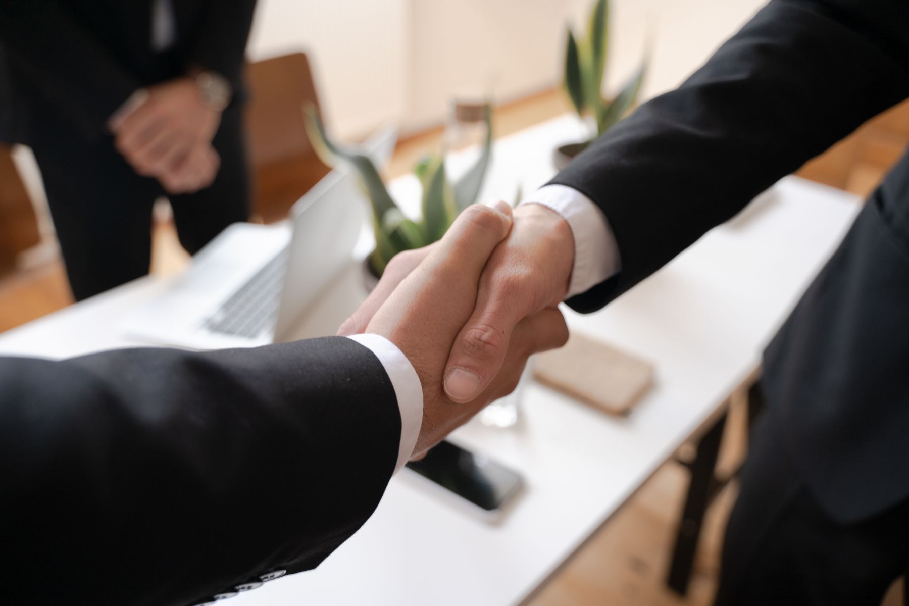 Aperto de mãos representando negociação de desligamento entre empresa e trabalhador