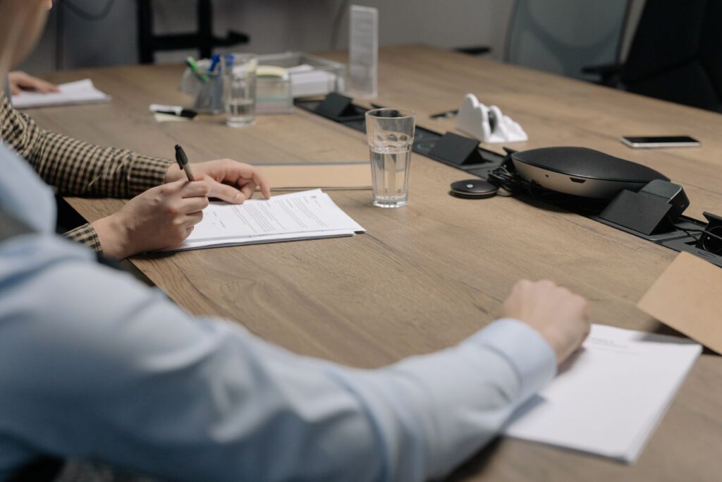 Trabalhador assinando documento de rescisão em mesa de escritório