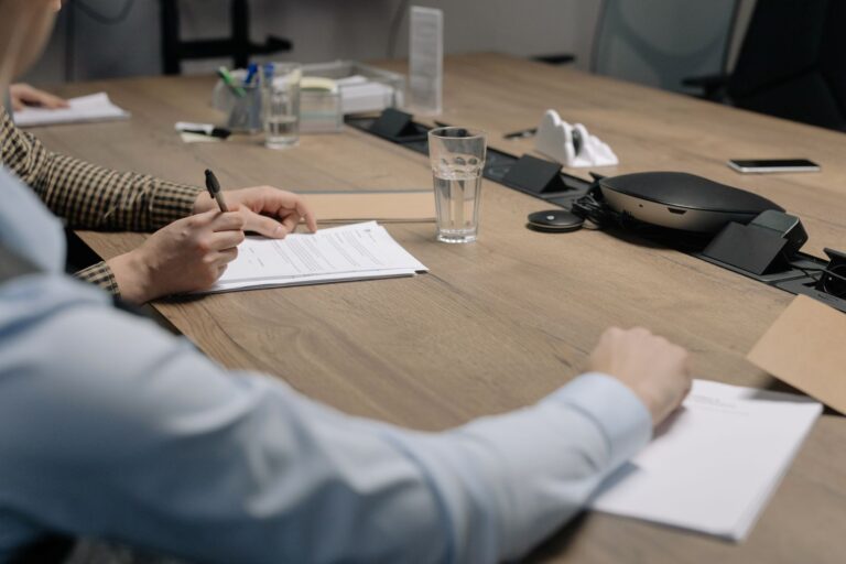 Trabalhador assinando documento de rescisão em mesa de escritório