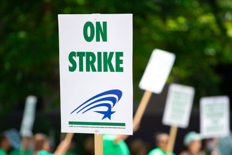 cartaz de greve em manifestação de trabalhadores