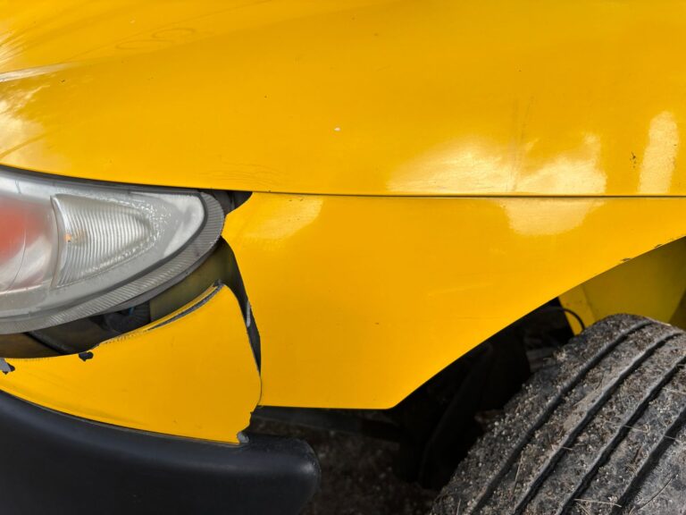 para-choque de carro danificado após acidente durante uso a serviço da empresa