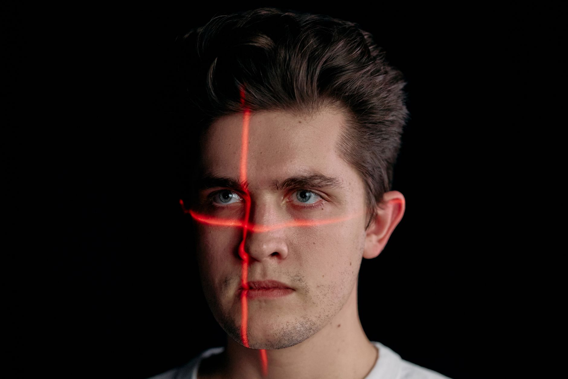 Reconhecimento facial mapeando o rosto de uma pessoa por meio de sensores a laser