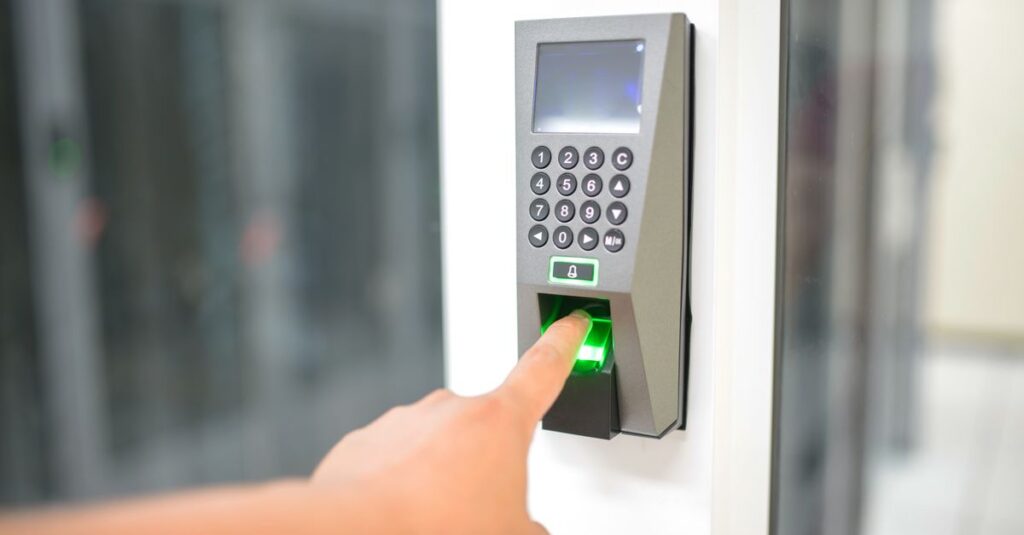 Trabalhadora usando leitor de digital em catraca biométrica no ponto eletrônico da empresa