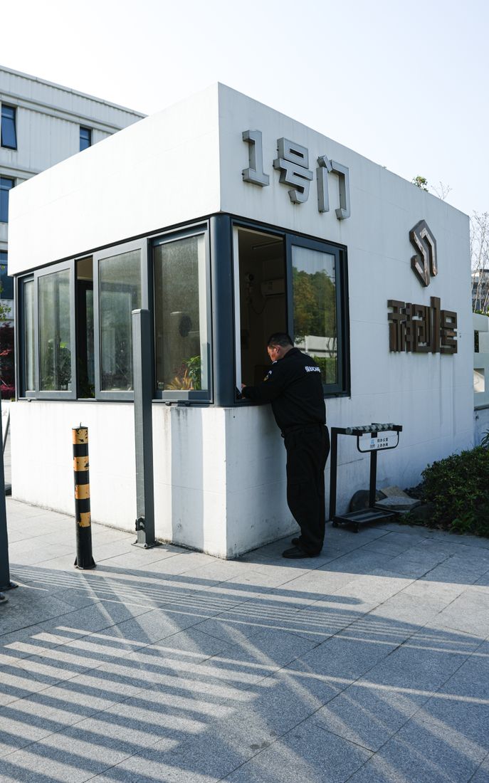 Segurança faz a checagem na entrada de um prédio comercial