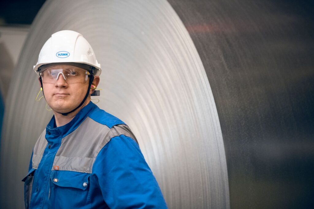Trabalhador de fábrica com equipamento de proteção em ambiente industrial ruidoso