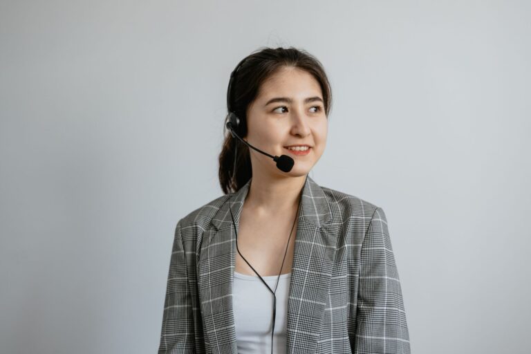 Atendente de call center sorridente usando headset