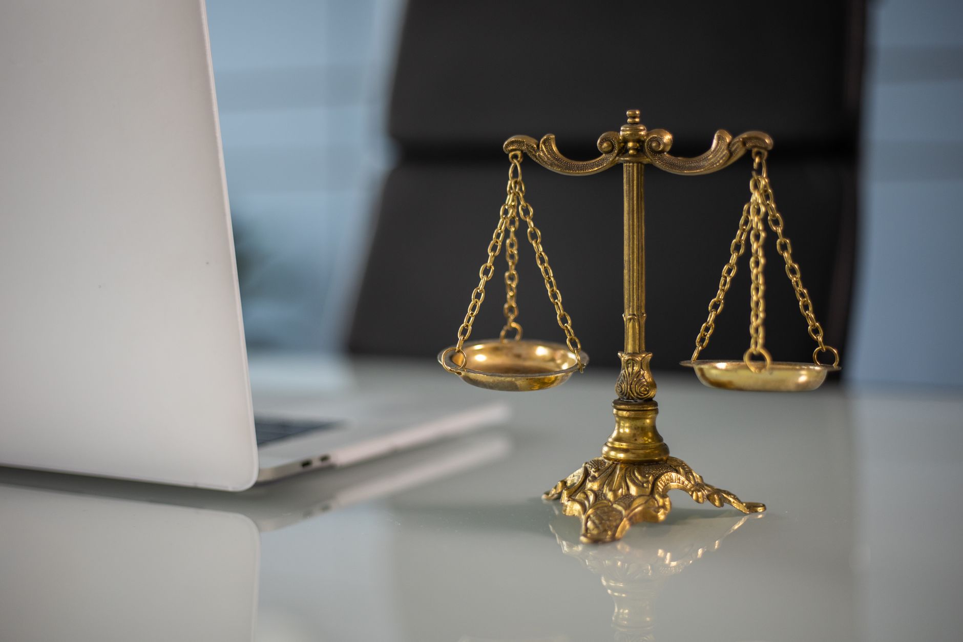 Balanca da justica simbolizando os novos criterios de renda para a justica gratuita