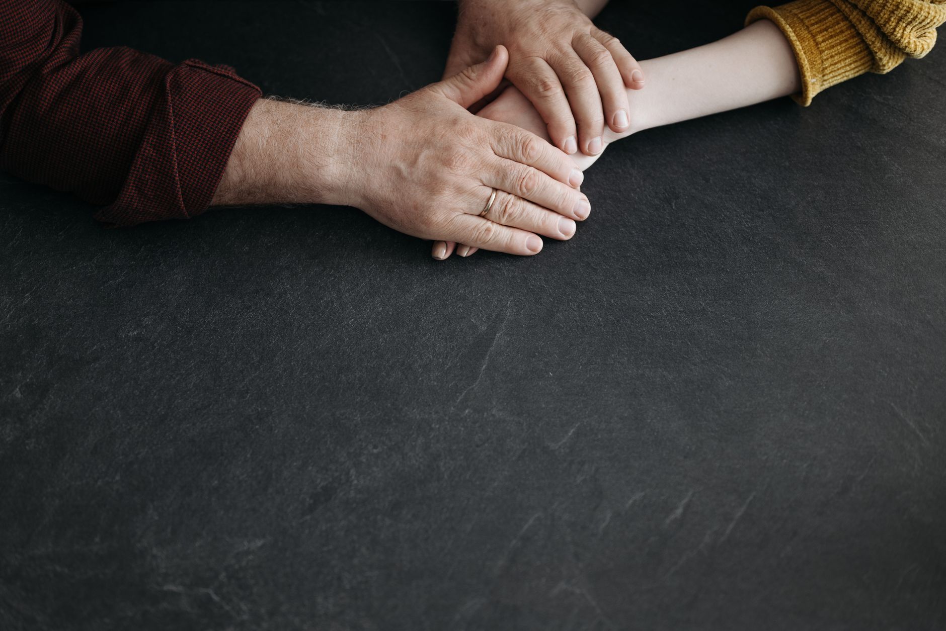 Mãos entrelaçadas em gesto de apoio e acolhimento