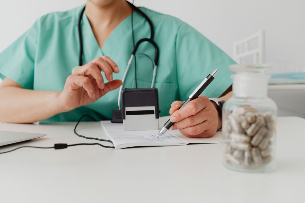 Médico preenchendo atestado médico em consultório