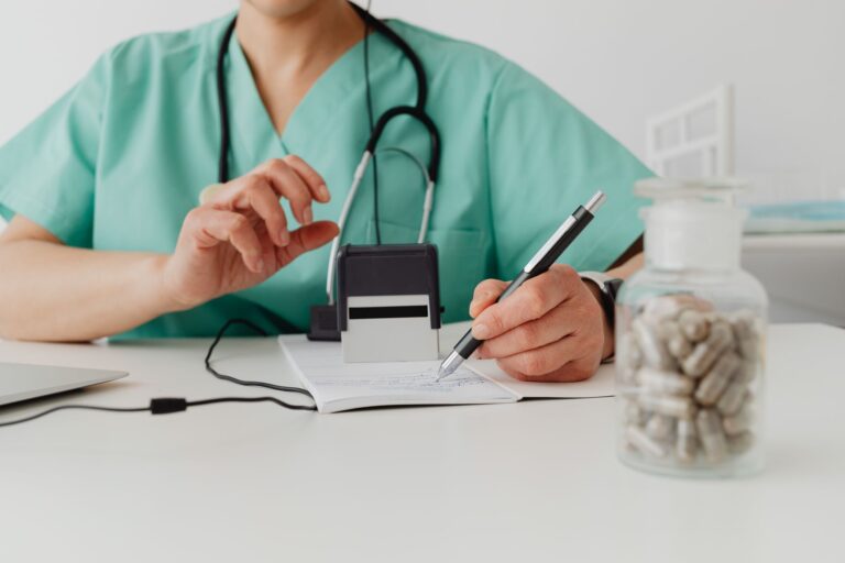 Médico preenchendo atestado médico em consultório