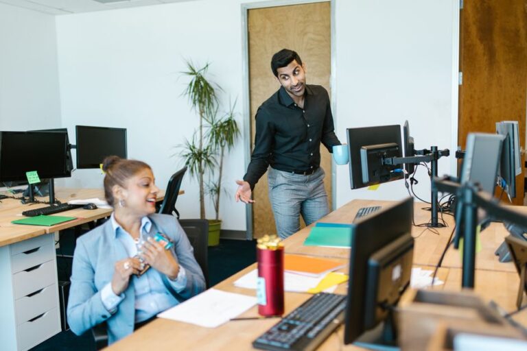 Dois colegas de trabalho conversando no escritório