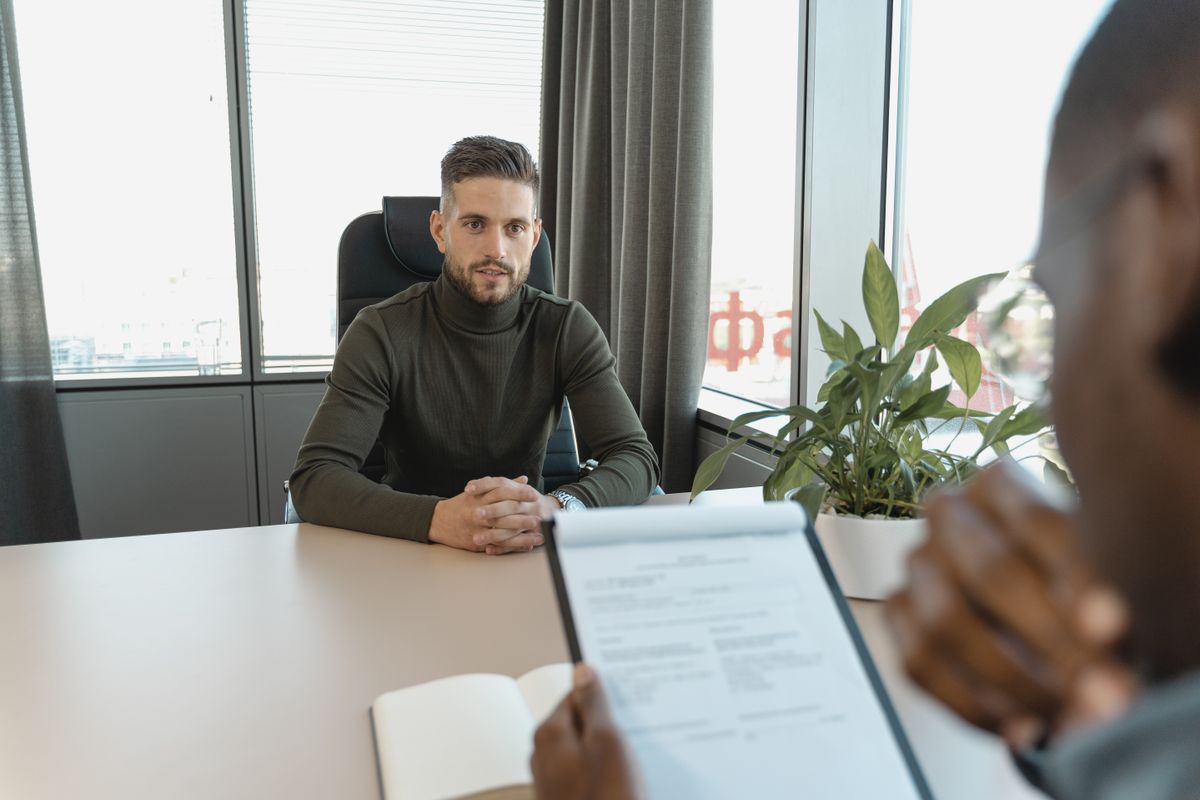 Candidato em entrevista de emprego em escritório