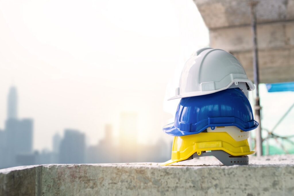 Trabalhador de capacete em obra analisando condições de segurança