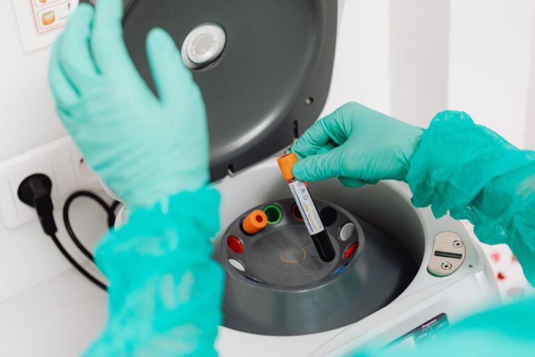 Técnico de laboratório analisando amostras de exame em centrífuga