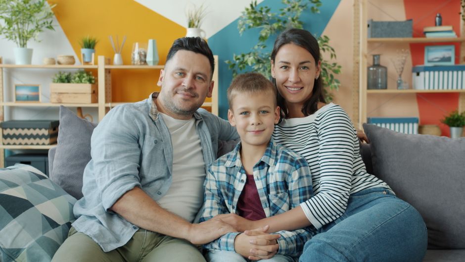 Família reunida em uma sala aconchegante