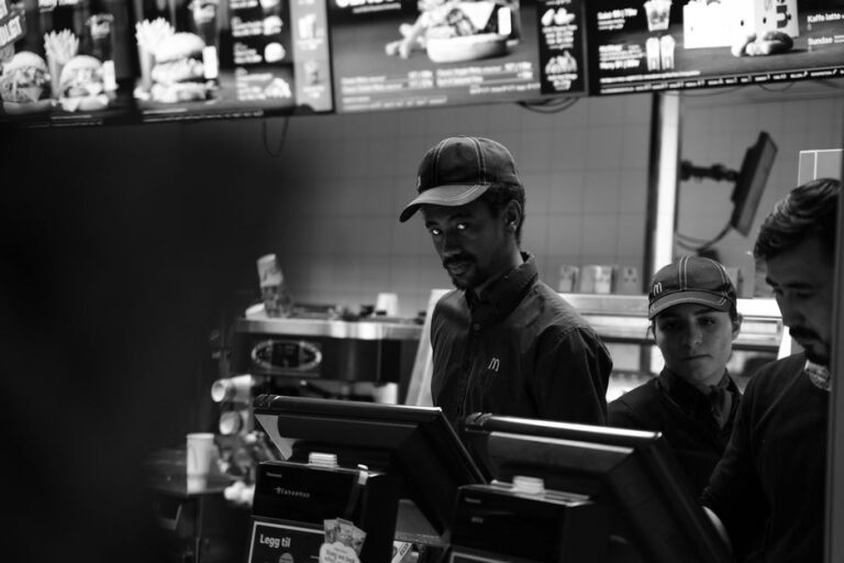 Funcionários de lanchonete atrás do balcão de fast food