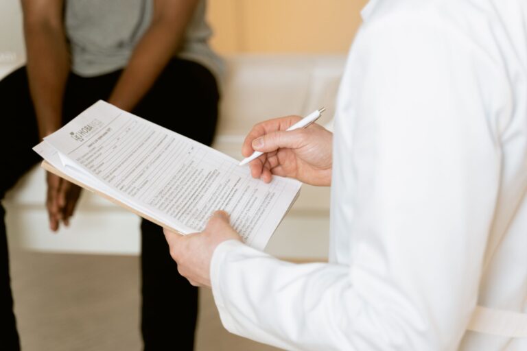 Profissional de saúde analisando formulário médico durante consulta