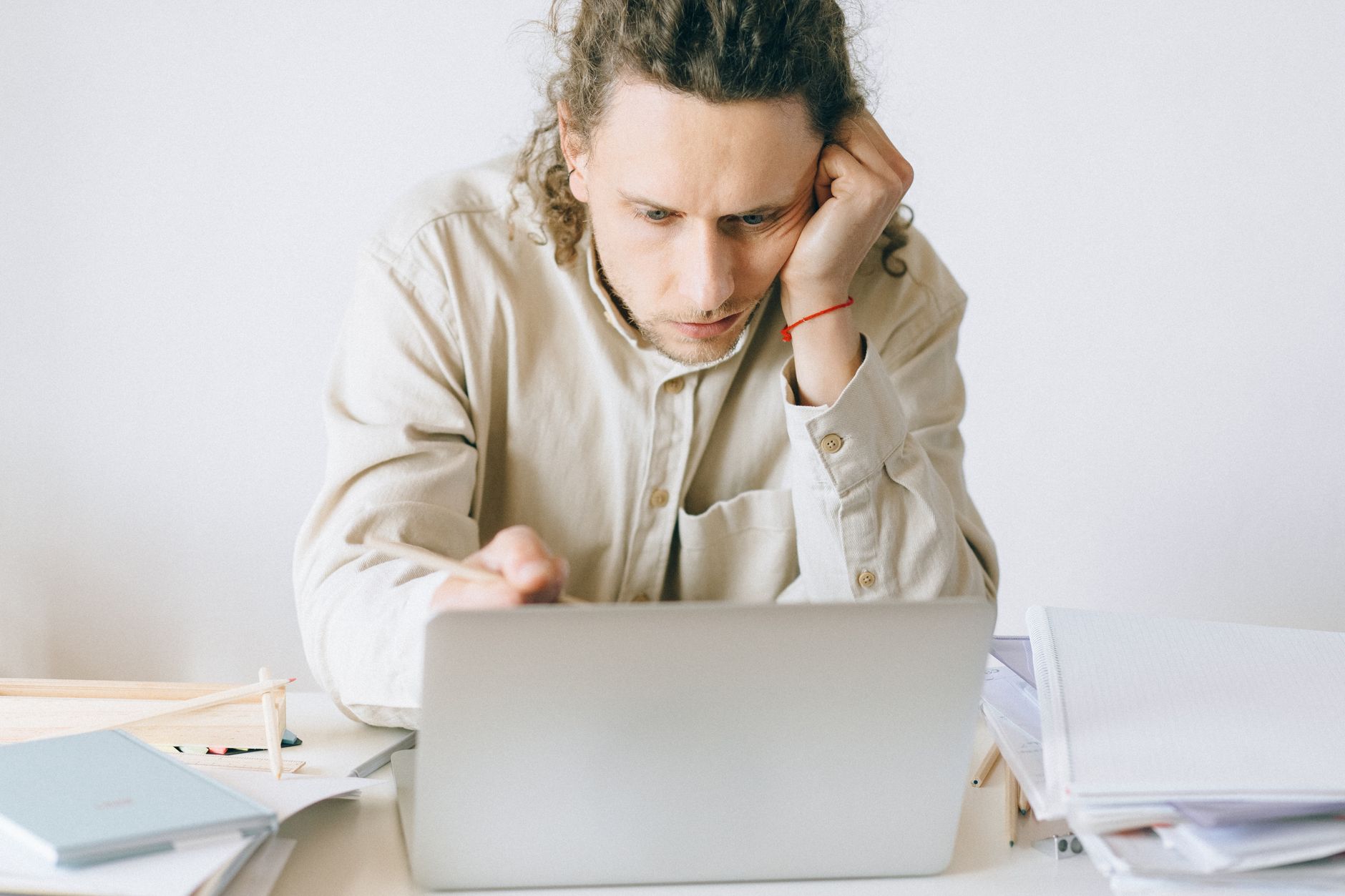 Trabalhador estressado diante do notebook no escritório