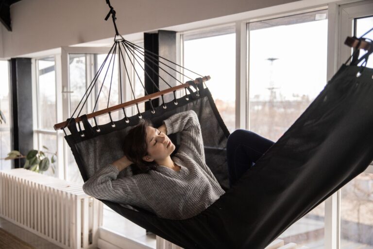 Mulher descansando em uma rede ao ar livre, representando o descanso semanal remunerado