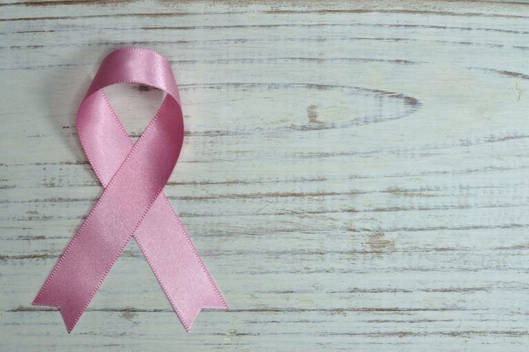 Laço rosa do Outubro Rosa, símbolo da conscientização sobre o câncer de mama