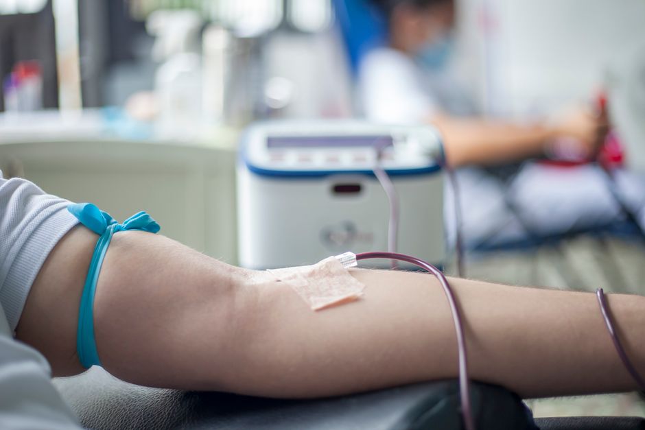 Close do braço de um doador durante a coleta de sangue