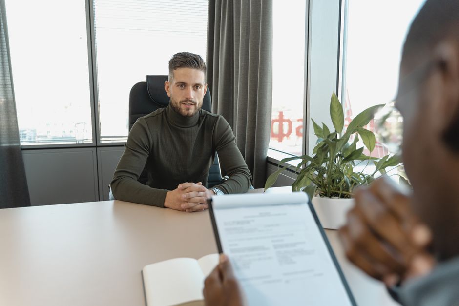 Candidato em entrevista de emprego com recrutador
