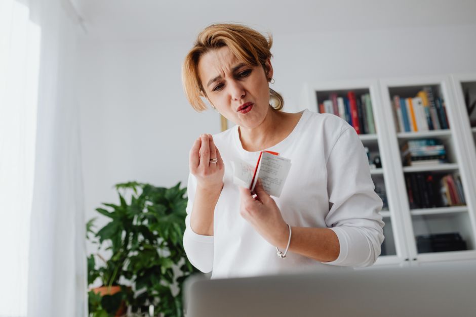 Mulher preocupada analisando contas e recibos