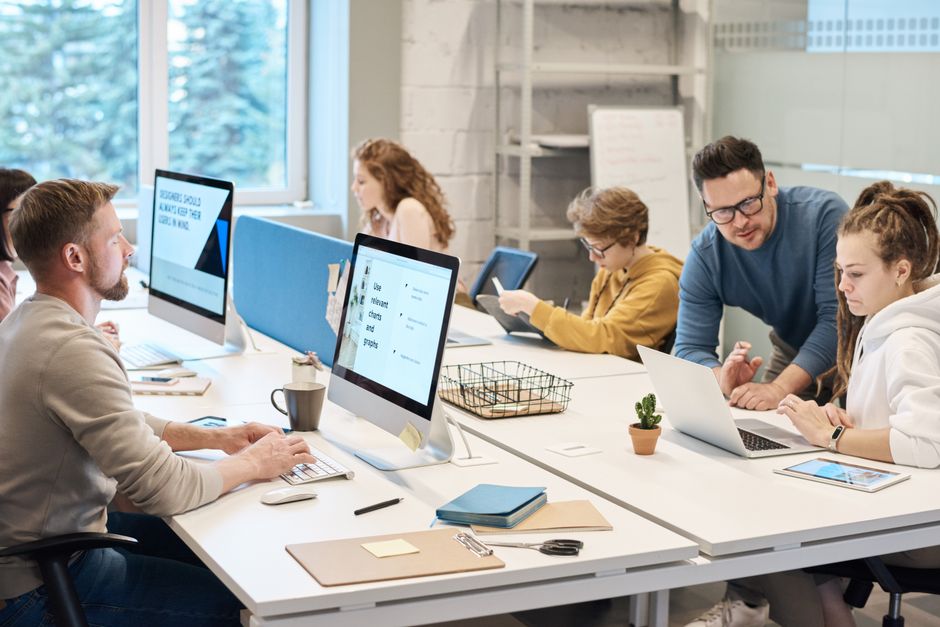 Equipe trabalhando em escritório com computadores