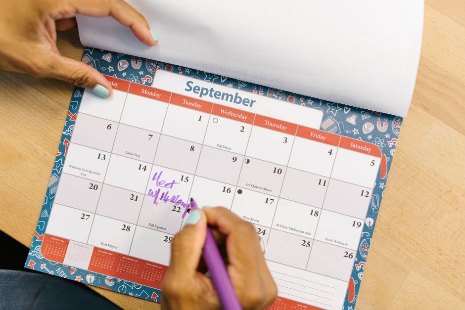 Calendário e planejamento de período de férias sobre a mesa