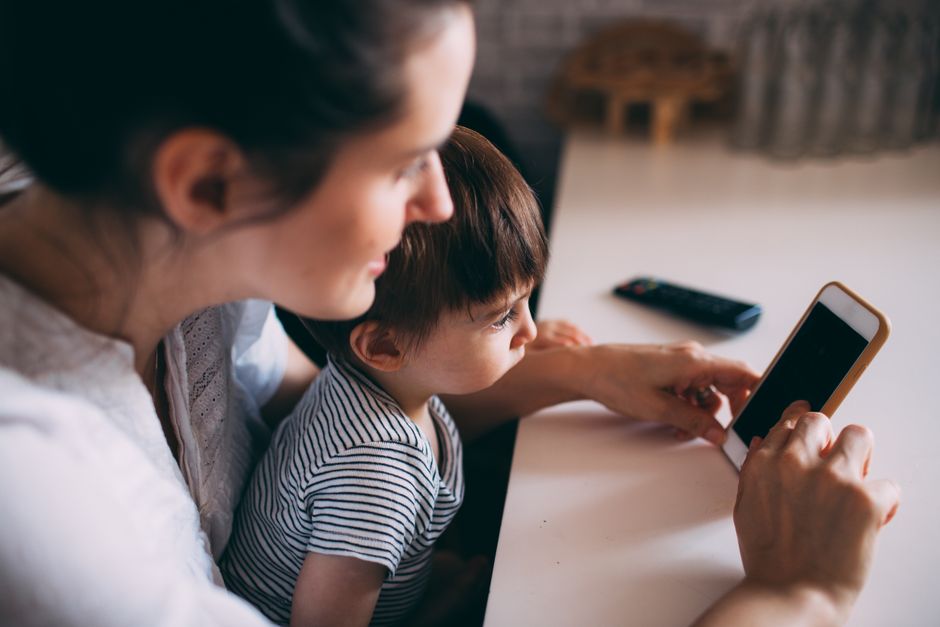 Mãe com filho em casa, família