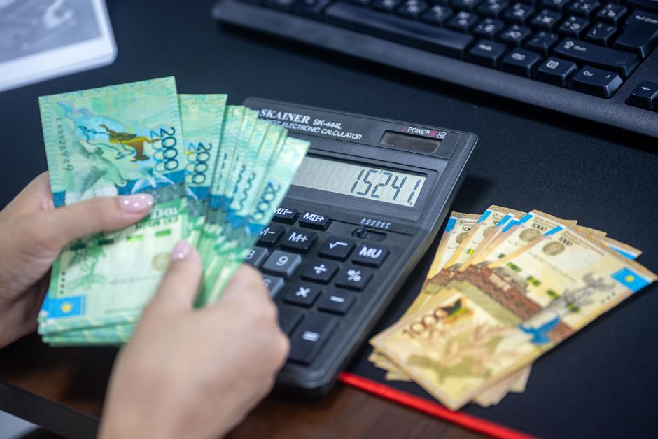 Calculadora e dinheiro sobre a mesa para conta de benefício