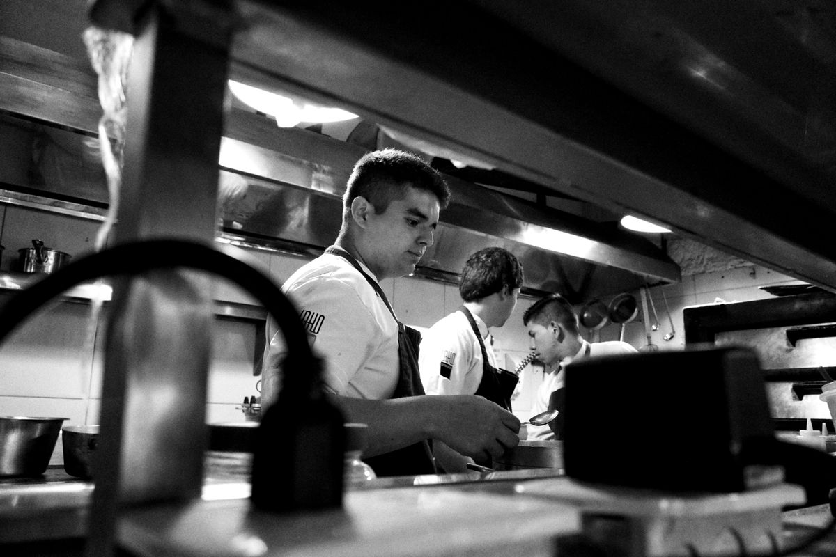Chefs trabalhando em cozinha profissional